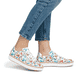 Mehrfarbige Rieker Damen Sneaker Low M2946-80 mit einem Reißverschluss. Schuh am Fuß.