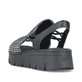 Schwarze Rieker Keilsandaletten V1051-00 mit einem Gummizug. Schuh von hinten.