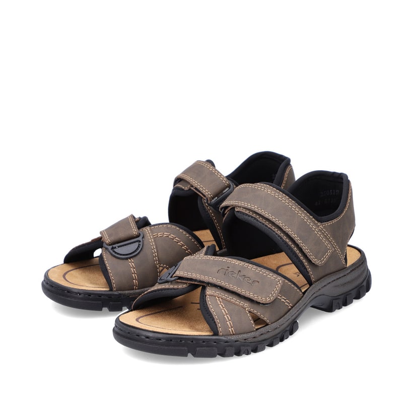 Braune Rieker Herren Trekkingsandalen 25051-27 mit einem Klettverschluss. Schuhpaar seitlich schräg.