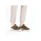 Grüne Rieker Herren Clogs B7390-54 mit einem Gummizug sowie Komfortweite G 1/2. Schuh am Fuß.
