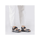 Blaue Rieker Damen Trekkingsandalen 68851-14 mit einem Klettverschluss. Schuh am Fuß.