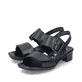 Schwarze Rieker Riemchensandaletten 62663-01 mit trendigen Schnalle. Schuhpaar seitlich schräg.