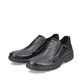 Schwarze Rieker Herren Slipper 19961-03 mit Elastikeinsatz sowie Komfortweite G. Schuhpaar seitlich schräg.
