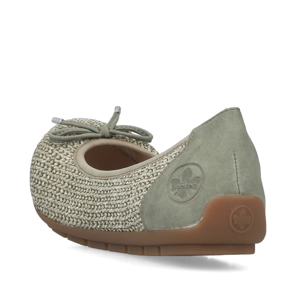 Khakifarbene Rieker Ballerinas 43850-52 mit dekorativer Schleife. Schuh von hinten.
