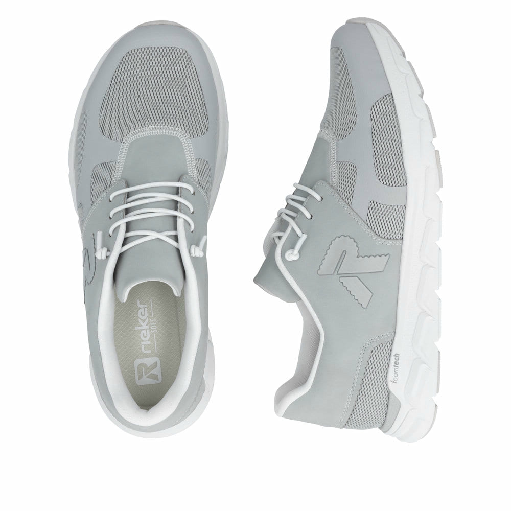Graue Rieker Herren Sneaker Low 09100-40 mit Schnürung sowie abgesetztem Logo. Schuh von oben, liegend.