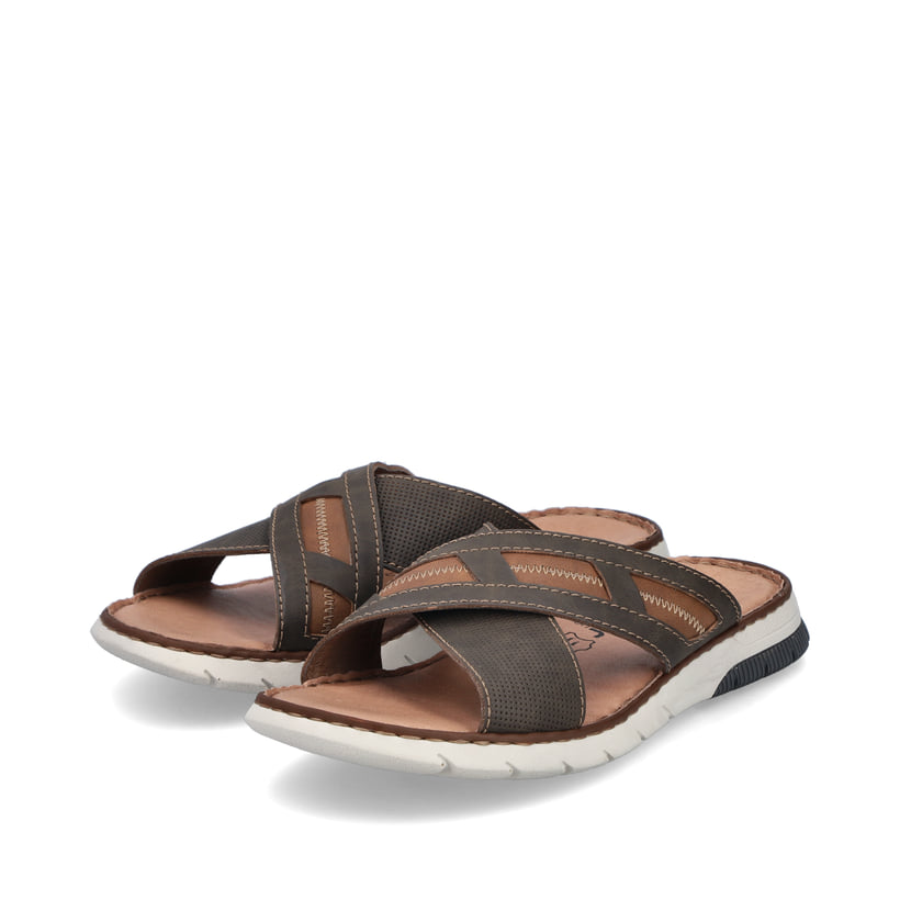 Braune Rieker Herren Pantoletten 25252-25 mit der Komfortweite G 1/2. Schuhpaar seitlich schräg.