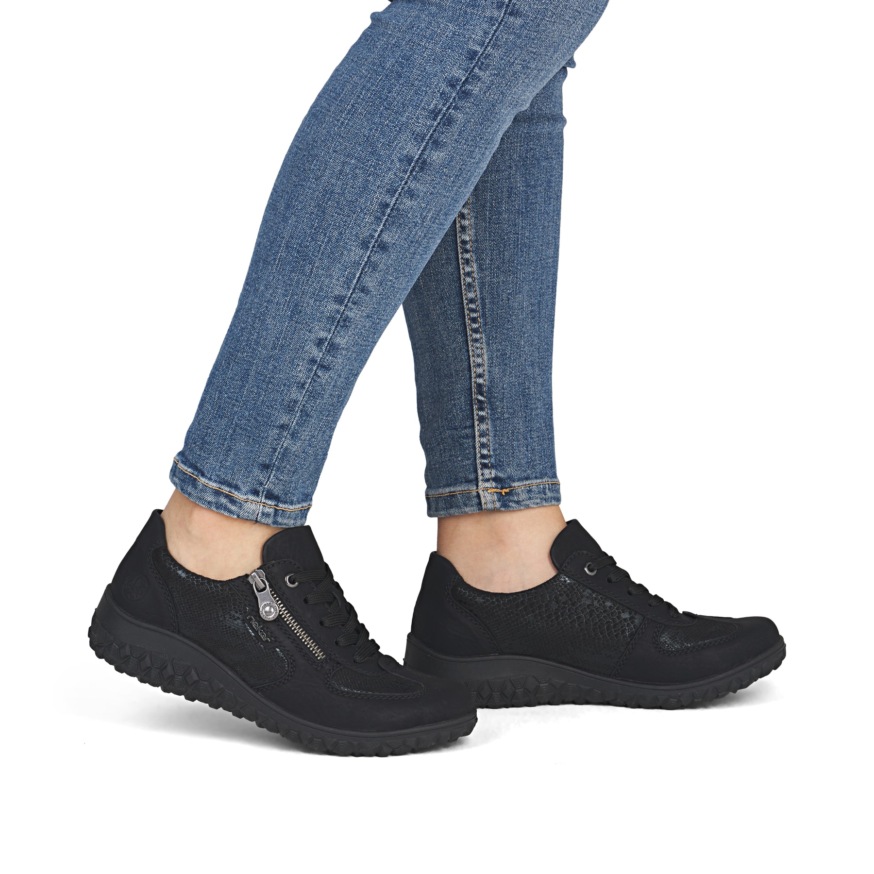 Baskets basses Rieker noires pour femmes 59501-00 avec fermeture éclair. Chaussure au pied.