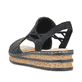 Schwarze Rieker Keilsandaletten 62941-00 mit einem Gummizug. Schuh von hinten.
