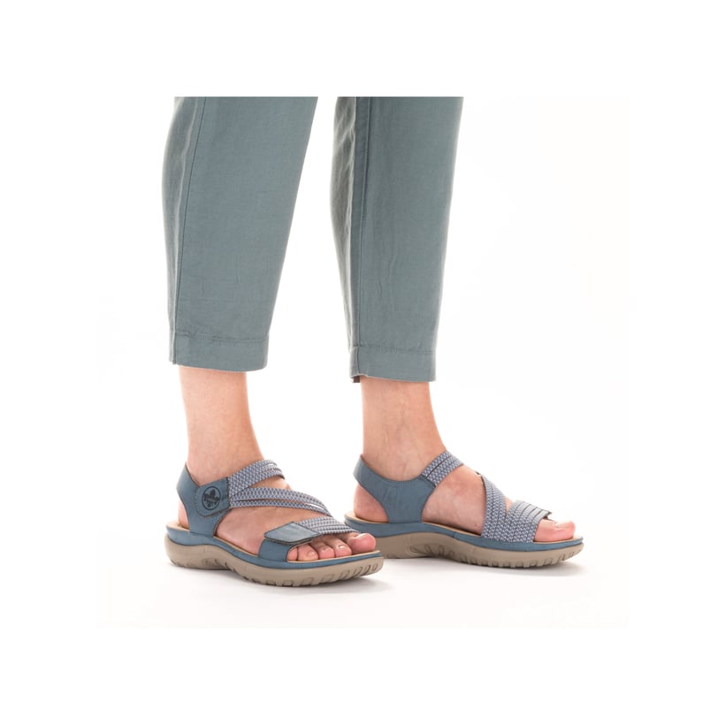 Blaue vegane Rieker Damen Trekkingsandalen 64870-14 mit einem Klettverschluss. Schuh am Fuß.