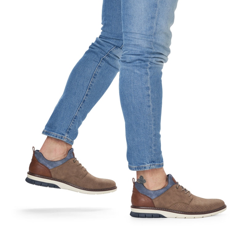 Beige Rieker Herren Slipper 14450-64 mit einem Gummizug sowie der Komfortweite G. Schuh am Fuß.