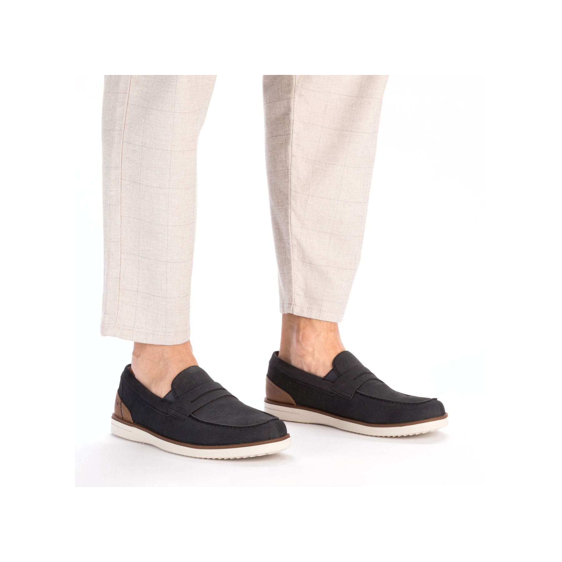 Blaue Rieker Herren Slipper B2350-14 mit Elastikeinsatz sowie Komfortweite G 1/2. Schuh am Fuß.