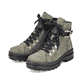 
Laubgrüne Rieker Damen Biker Boots X9023-54 mit einer robusten Profilsohle. Schuhpaar schräg.