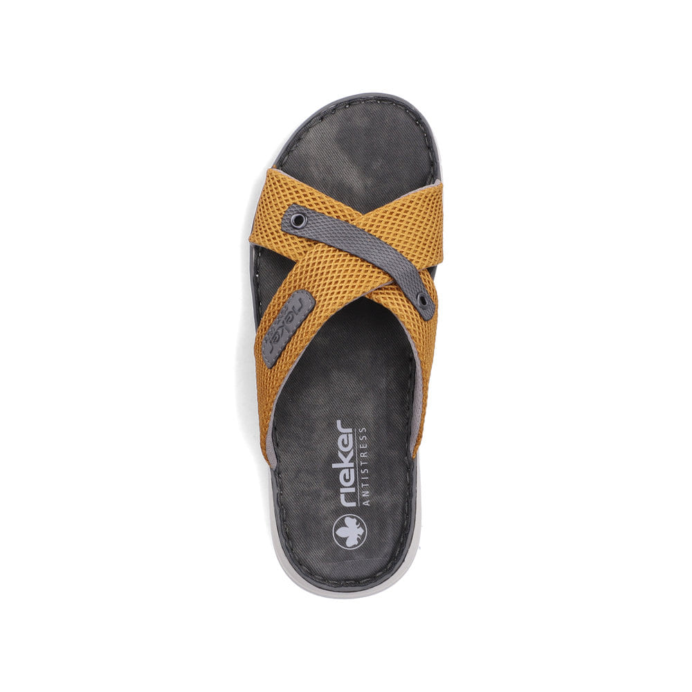 Ockerfarbene Rieker Herren Pantoletten 21340-68 mit der Komfortweite G. Schuh von oben.