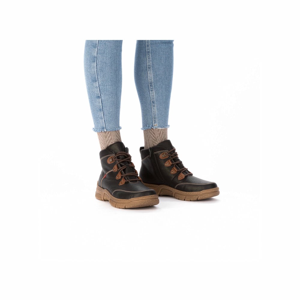 Schwarze Rieker Damen Schnürstiefel 72313-00 mit einem Reißverschluss. Schuh am Fuß.