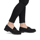Dunkelbraune Rieker Damen Loafer 45553-25 mit Schmuckelementen sowie Gummizug. Schuh am Fuß.