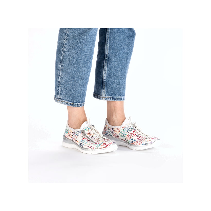 Mehrfarbige Rieker Damen Slipper L3252-90 mit Deko-Reißverschluss sowie Gummizug. Schuh am Fuß.