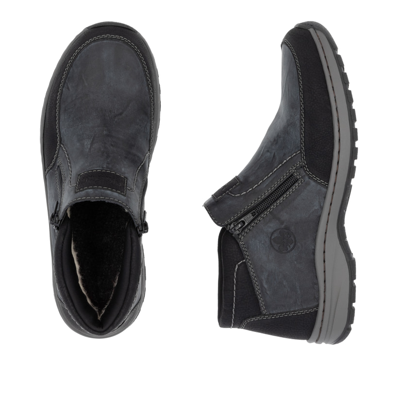 Dunkelgrau-schwarze Rieker Herren Kurzstiefel 03352-45 mit einem Reißverschluss. Schuh von oben, liegend.