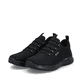Schwarze Rieker Herren Slipper B9655-00 mit einem Gummizug sowie Komfortweite G. Schuhpaar seitlich schräg.