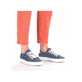 Schieferblaue vegane Rieker Damen Sneaker Low M3926-14 mit einer Schnürung. Schuh am Fuß.