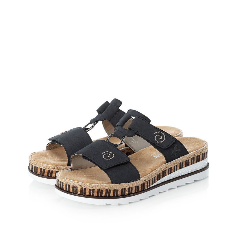 Dunkelblaue Rieker Damen Pantoletten V79N2-14 mit handgestickten Nähten. Schuhpaar seitlich schräg.