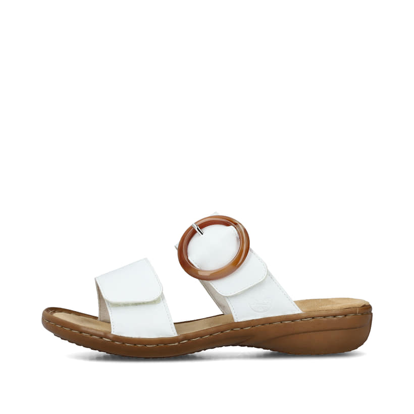 Weiße Rieker Damen Pantoletten 60894-80 mit trendigen Schnalle. Schuh Außenseite.