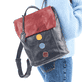 Sac Ã  dos Rieker H1357-14 en bleu et rouge avec détails colorés, fermeture éclair et poche pour téléphone portable. Porté.