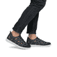 Blaue Rieker Herren Slipper 08665-14 mit einem Gummizug sowie der Extraweite H. Schuh am Fuß.