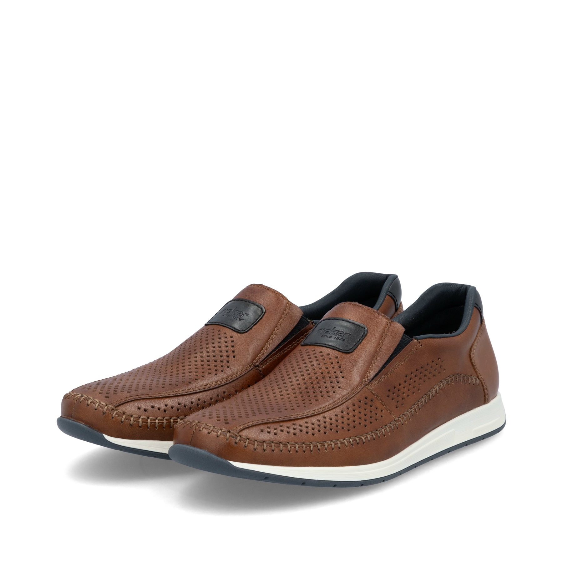 Braune Rieker Herren Slipper 11950-25 mit Gummizug sowie der Komfortweite G 1/2. Schuhpaar seitlich schräg.