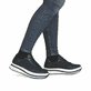 Schwarze Rieker Damen Sneaker Low W3800-00 aus Glattleder mit einer Schnürung. Schuh am Fuß.