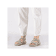 Grüne vegane Rieker Damen Trekkingsandalen 64870-52 mit einem Klettverschluss. Schuh am Fuß.