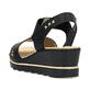 Schwarze Rieker Keilsandaletten 67498-00 mit Gummizug sowie sehr leichter Sohle. Schuh von hinten.