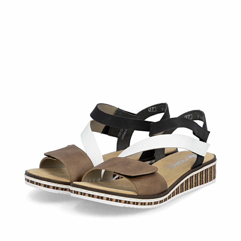 Braune Rieker Keilsandaletten V3670-64 mit Klettverschluss sowie leichter Sohle. Schuhpaar seitlich schräg.