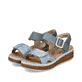 Blaue Rieker Keilsandaletten 62760-12 mit trendigen Schnalle. Schuhpaar seitlich schräg.