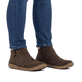 Dunkelbraune Rieker Damen Kurzstiefel Z3753-25 mit weichem Kragen. Schuh am Fuß.