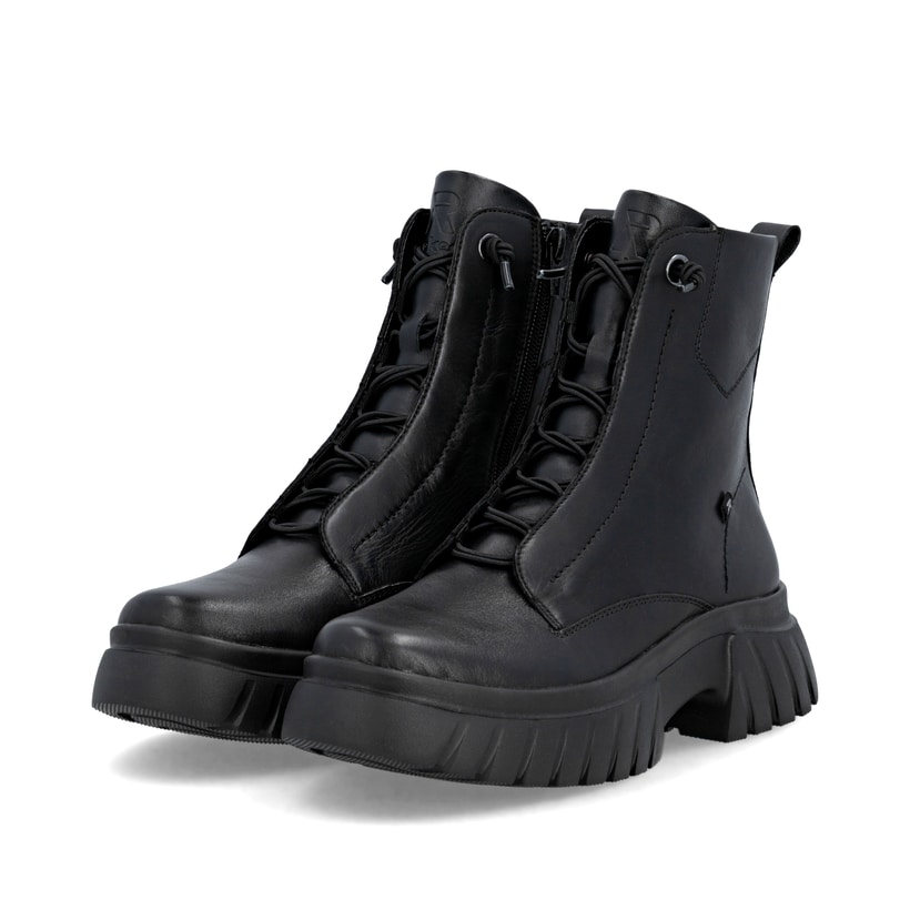 Schwarze Rieker Damen Biker Boots W1879-00 aus Glattleder mit Reißverschluss. Schuhpaar seitlich schräg.