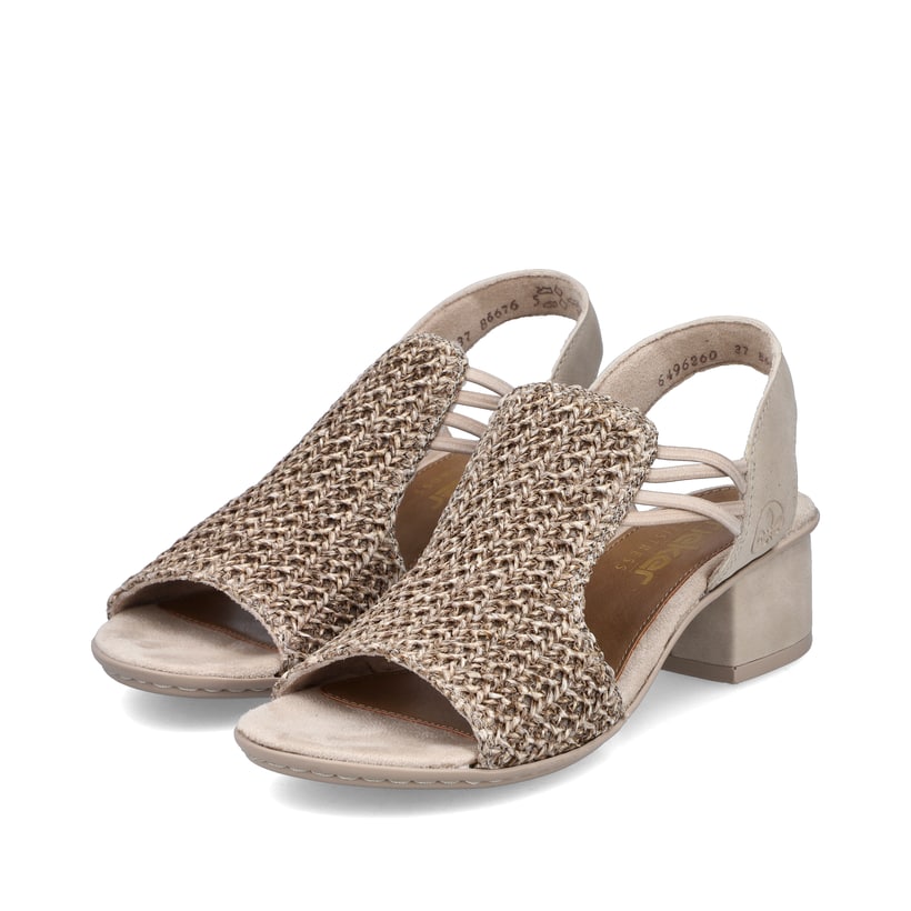 Beige Rieker Riemchensandaletten 64962-60 mit Gummizug sowie leichter Sohle. Schuhpaar seitlich schräg.