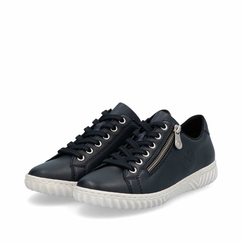 Baskets basses Rieker bleues pour femme N0900-14 en cuir lisse. Chaussures inclinées sur le côté.