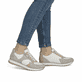 Weiße Rieker Damen Sneaker Low 49010-81 aus Rauleder mit einem Reißverschluss. Schuh am Fuß.