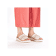 Beige Rieker Damen Pantoletten 69278-60 mit Schmuckelementen sowie Extraweite H. Schuh am Fuß.