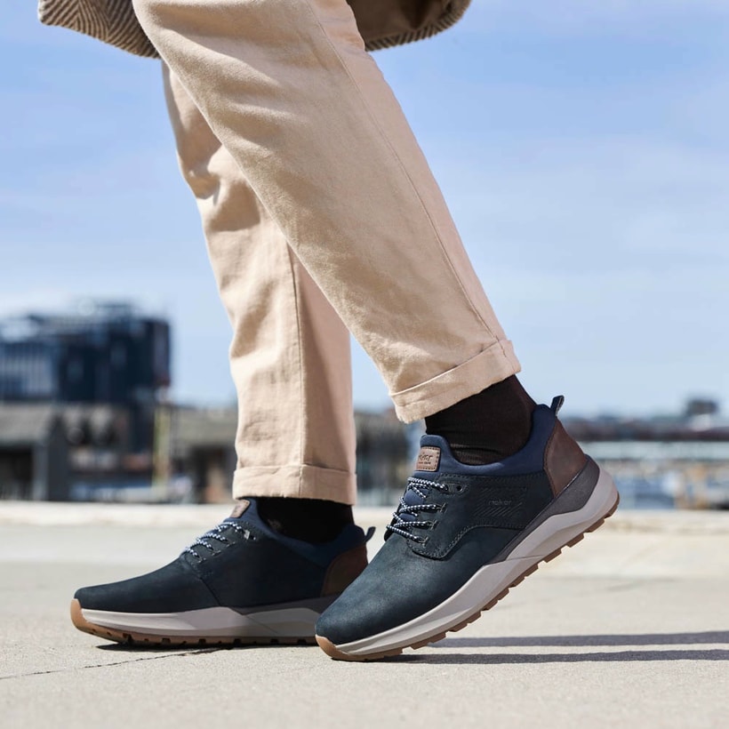 Blaue Rieker Herren Slipper 06050-14 getragen