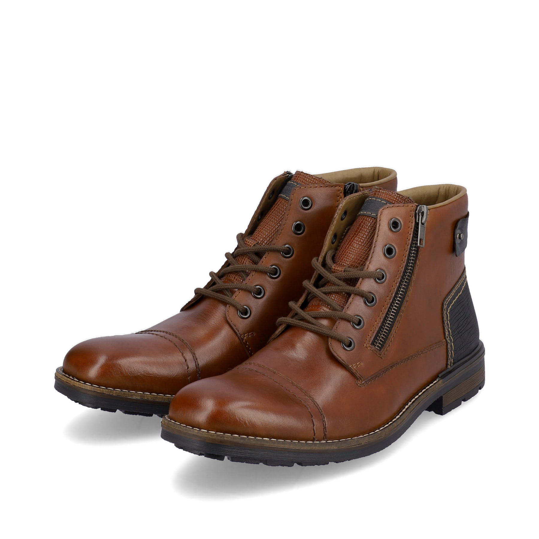 Braune Rieker Herren Schnürstiefel F1340-24 aus Glattleder mit schwarzen Details. Schuhpaar seitlich schräg.