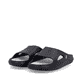 Schwarze Rieker Herren Pantoletten U3450-00 mit einer ultraleichten Sohle. Schuhpaar seitlich schräg.