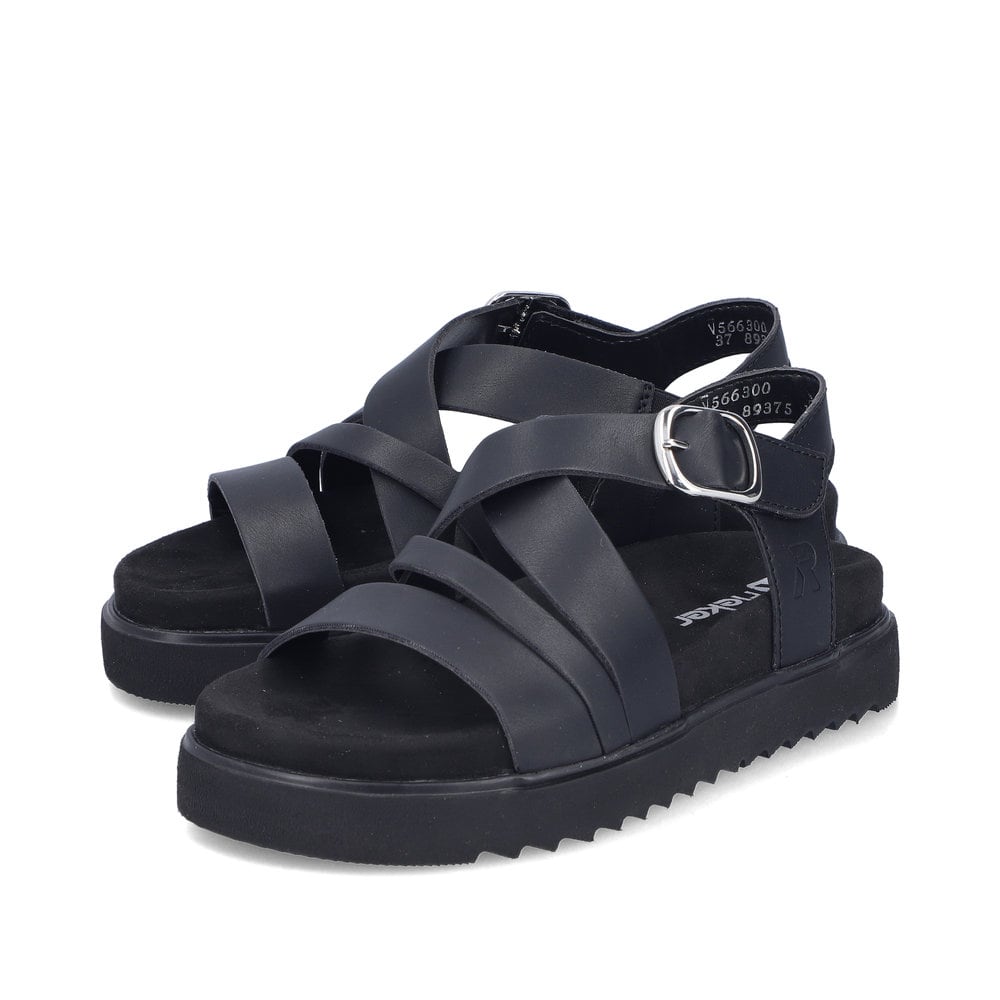 Schwarze Rieker Damen Riemchensandalen V5663-00 mit trendiger Schnalle. Schuhpaar seitlich schräg.