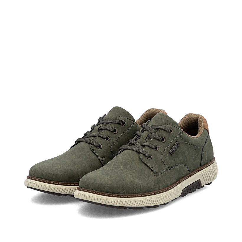 Khakifarbene Rieker Herren Sneaker Low B3317-54 mit modernen Ziernähten. Schuhpaar seitlich schräg.