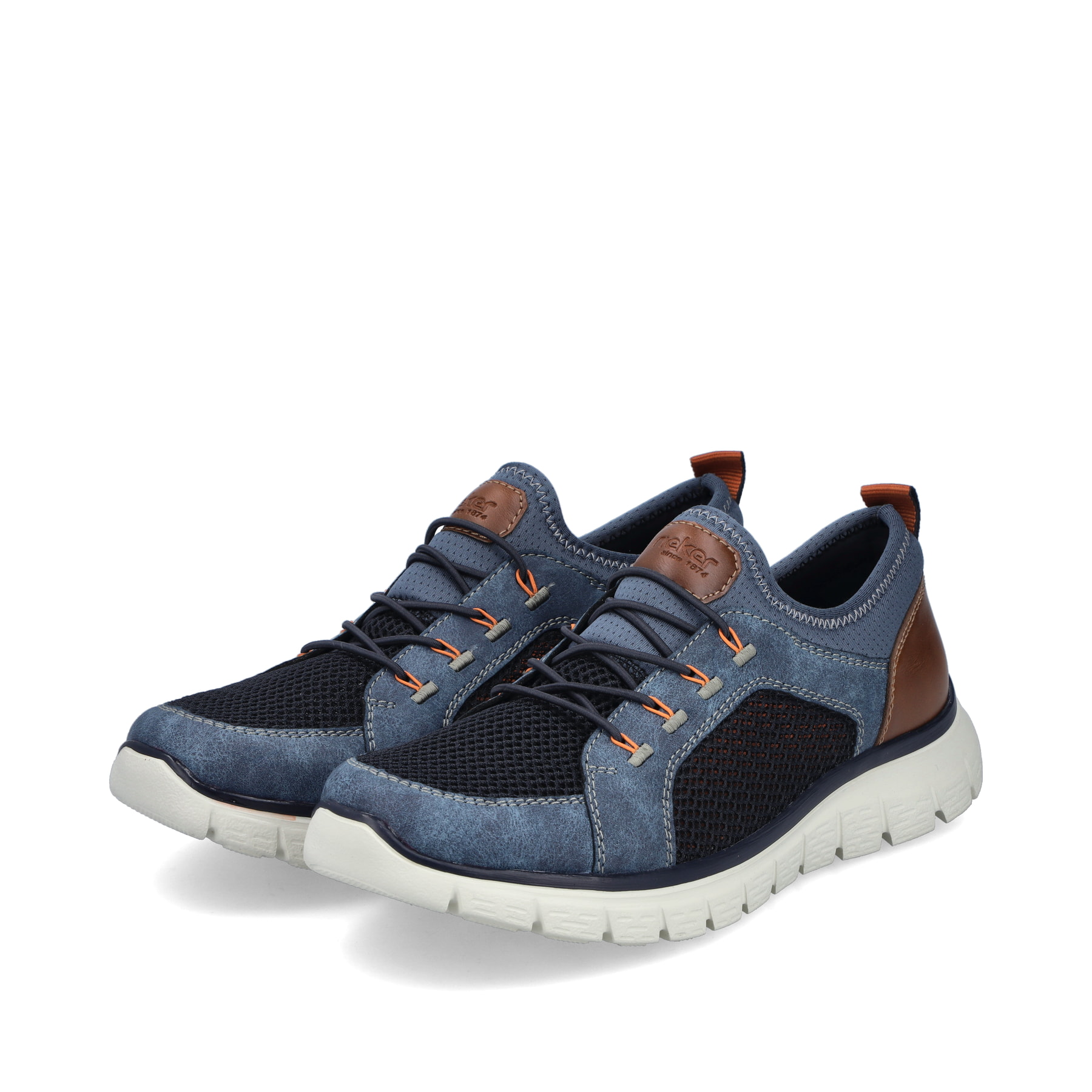 Blaue Rieker Herren Slipper B6660-14 mit einem Gummizug sowie Komfortweite G 1/2. Schuhpaar seitlich schräg.