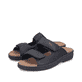Schwarze Rieker Herren Pantoletten 20390-00 aus Glattleder mit Klettverschluss. Schuhpaar seitlich schräg.