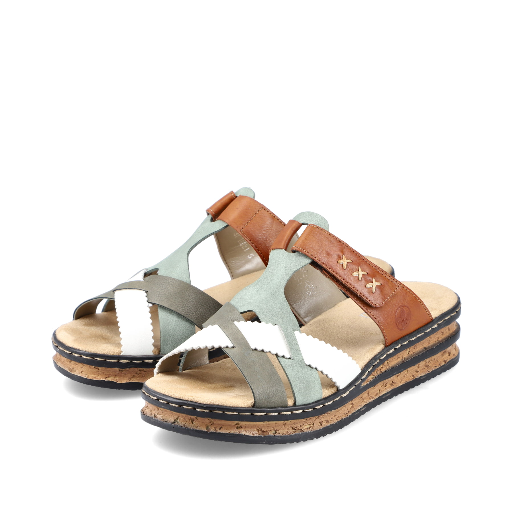 Mehrfarbige Rieker Damen Pantoletten 62989-90 mit handgestickten Nähten. Schuhpaar seitlich schräg.