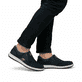 Blaue Rieker Herren Slipper 17368-14 mit einem Gummizug sowie der Extraweite H. Schuh am Fuß.