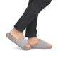 Graue Rieker Herren Pantoletten U3250-40 mit ultraleichter und dämpfender Sohle. Schuh am Fuß.