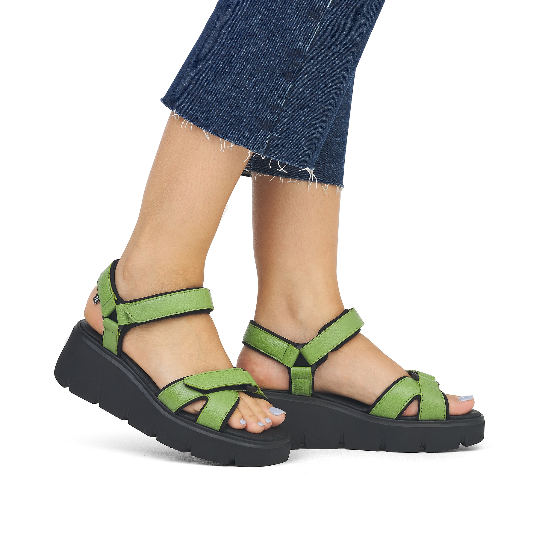 Grüne Rieker Keilsandaletten W1552-52 mit flexibler und ultra leichter Sohle. Schuh am Fuß.